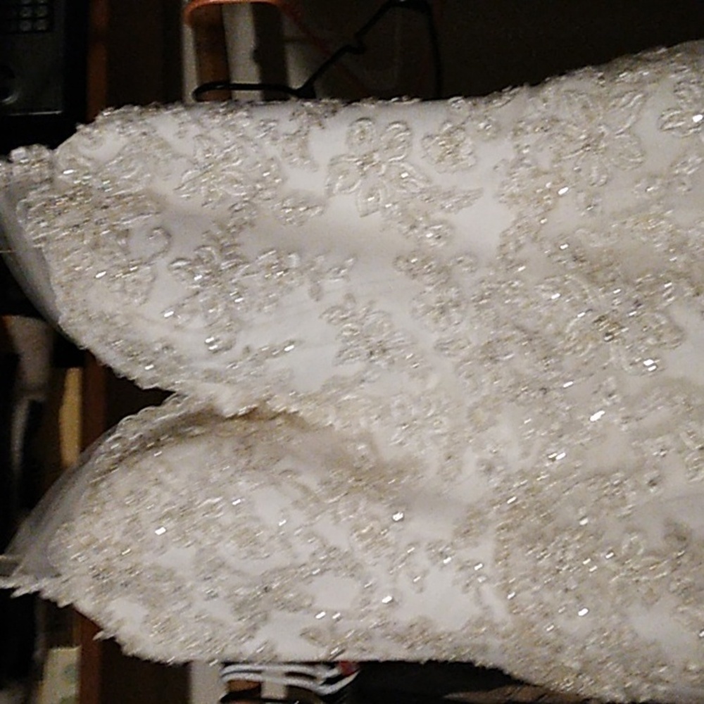 Wedding dress didn't wear it to my wedding had different wedding dress